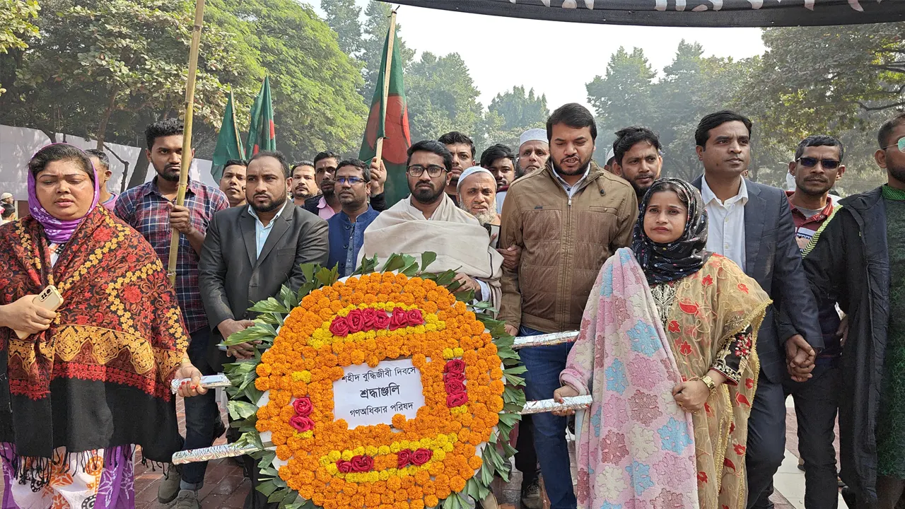 মিরপুর বুদ্ধিজীবী কবরস্থানে শ্রদ্ধা নিবেদন করেছে গণঅধিকার পরিষদ। ছবি : কালবেলা