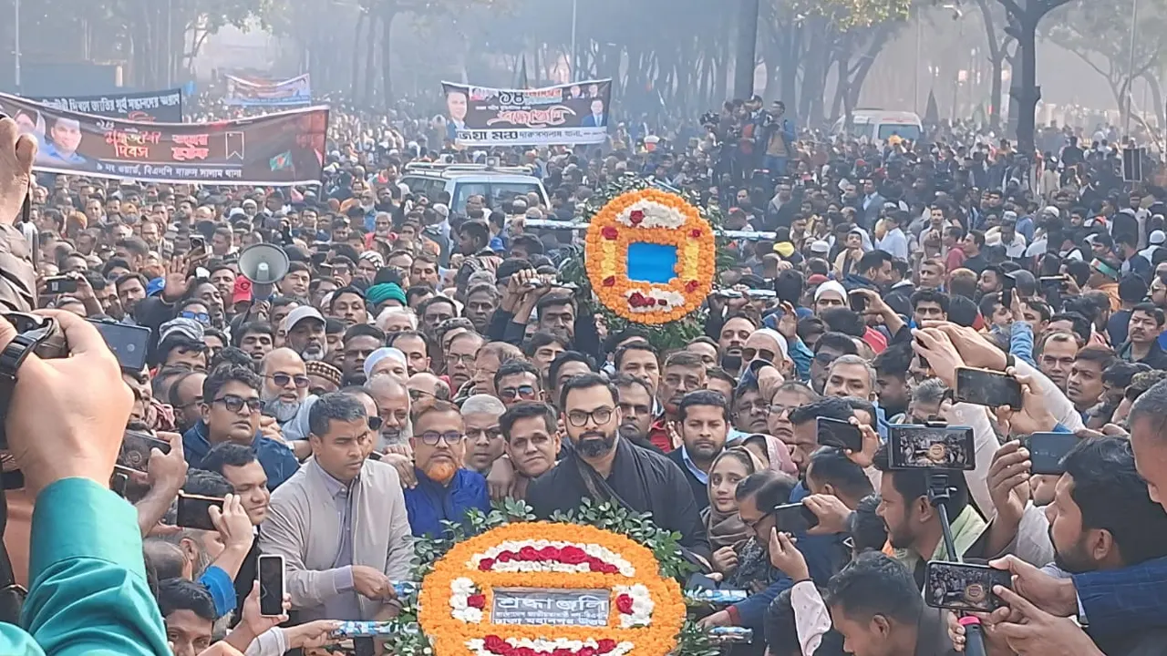 শহীদদের প্রতি শ্রদ্ধা জানিয়েছেন আমিনুল হক। ছবি : সংগৃহীত