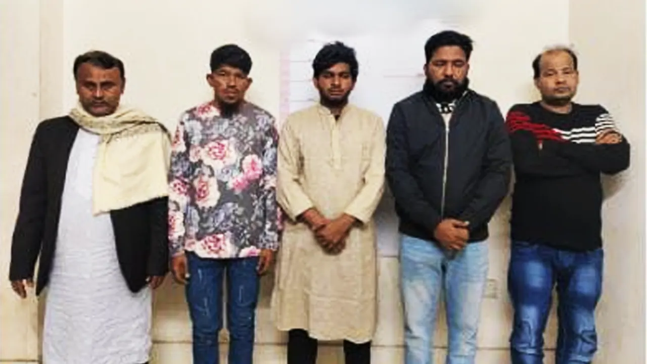 গ্রেপ্তার হওয়া আওয়ামী লীগের পাঁচ নেতাকর্মী। ছবি : সংগৃহীত