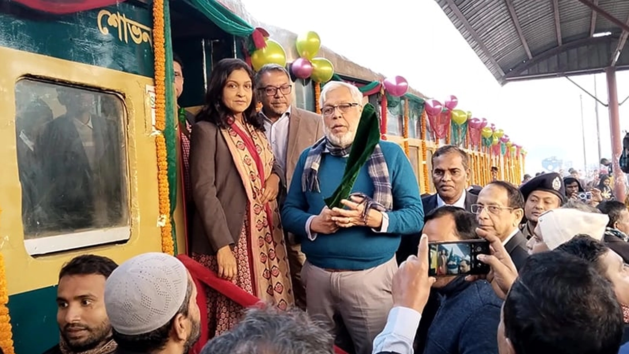 উপদেষ্টা মুহাম্মদ ফাওজুল কবির খান জয়দেবপুর রেলস্টেশনে পতাকা নাড়িয়ে জয়দেবপুর-ঢাকা রুটের কমিউটার ট্রেন উদ্বোধন করেন। ছবি : সংগৃহীত