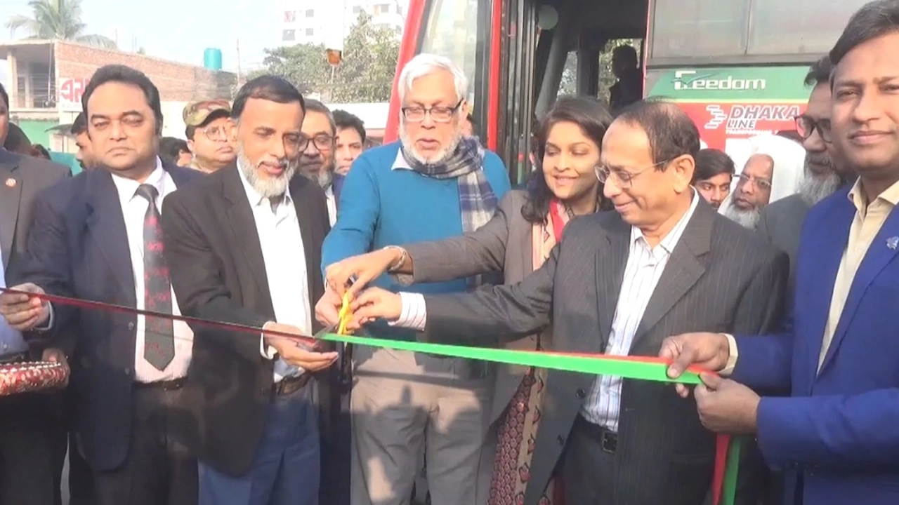 ফিতা কেটে বাস সার্ভিসের উদ্বোধন করেন উপদেষ্টা মুহাম্মদ ফাওজুল কবির খান। ছবি : কালবেলা