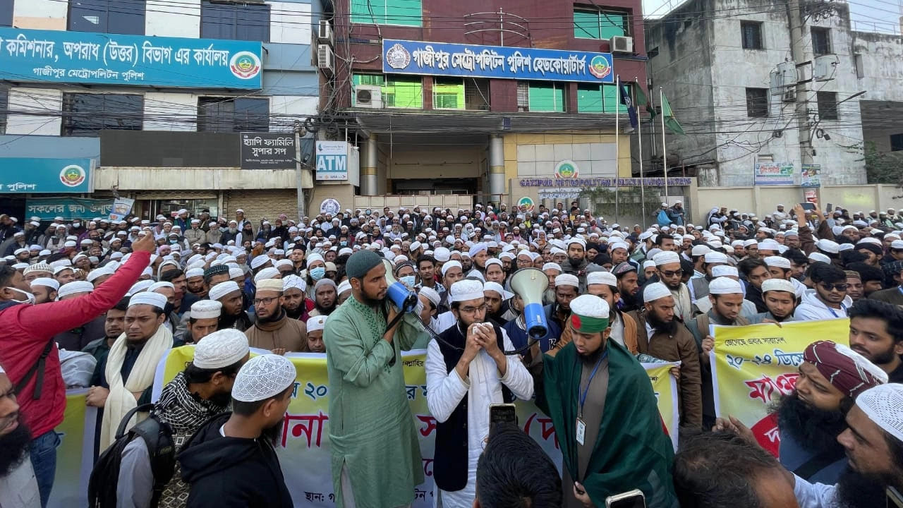 অবস্থান ধর্মঘটে সাদপন্থিরা। ছবি : কালবেলা