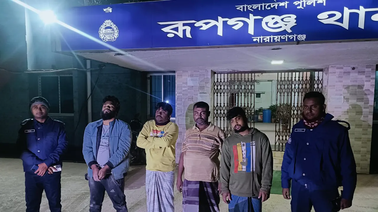 ডাকাতির মামলায় গ্রেপ্তারকৃতদের থানায় হস্তান্তর করা হয়। ছবি : কালবেলা