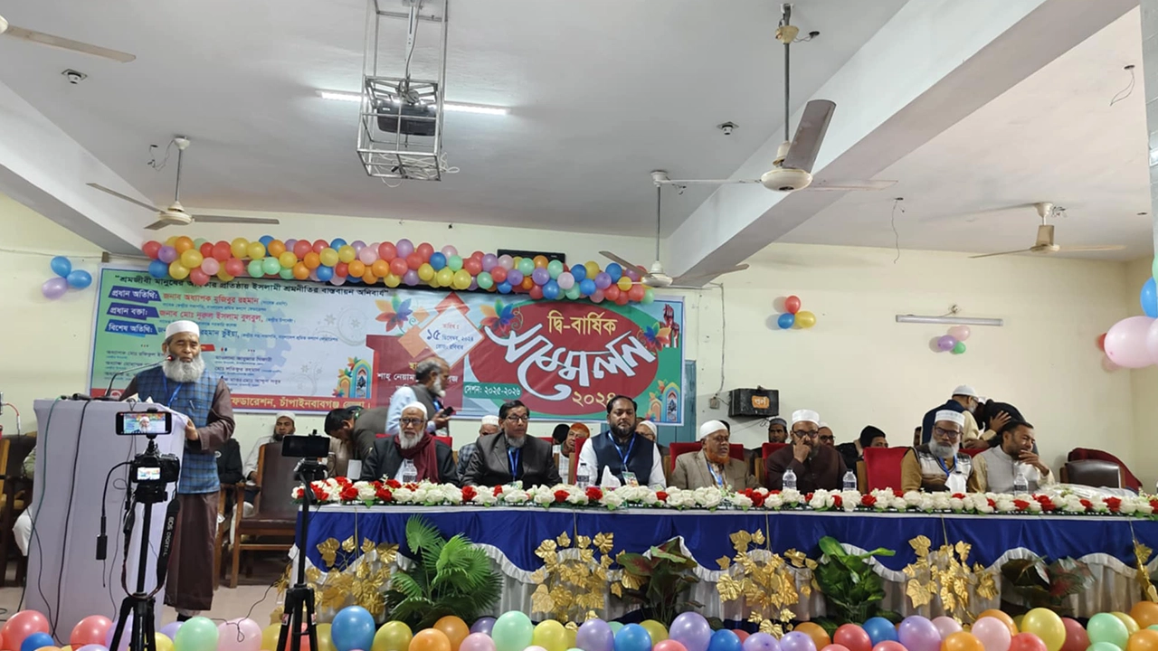 চাঁপাইনবাবগঞ্জে শ্রমিক কল্যাণ ফেডারেশনে বক্তব্য রাখেন বাংলাদেশ জামায়াতে ইসলামীর নায়েবে আমির সাবেক এমপি অধ্যাপক মুজিবুর রহমান। ছবি : কালবেলা