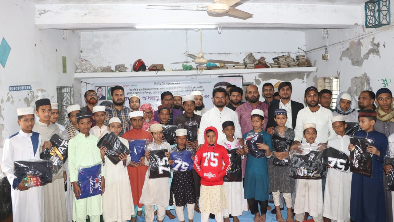 খাদেমুল ইসলাম কোরানিয়া মাদ্রাসা ও এতিমখানায় খাবার ও শীতবস্ত্র বিতরণ। ছবি : কালবেলা