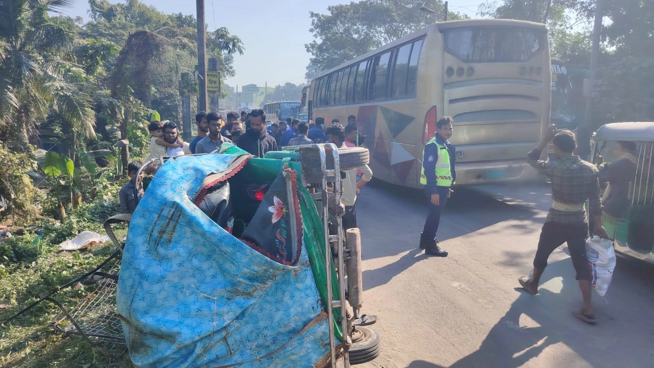 কিশোরগঞ্জে পিকআপভ্যান-অটোরিকশার সংঘর্ষে নিহত ৫