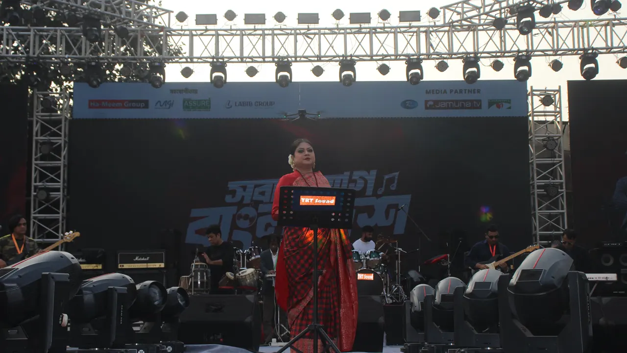 রাজধানীর মানিক মিয়া অ্যাভিনিউতে জাতীয় সংসদ ভবনের সামনে চলছে ‘সবার আগে বাংলাদেশ’ কনসার্ট। ছবি : কালবেলা