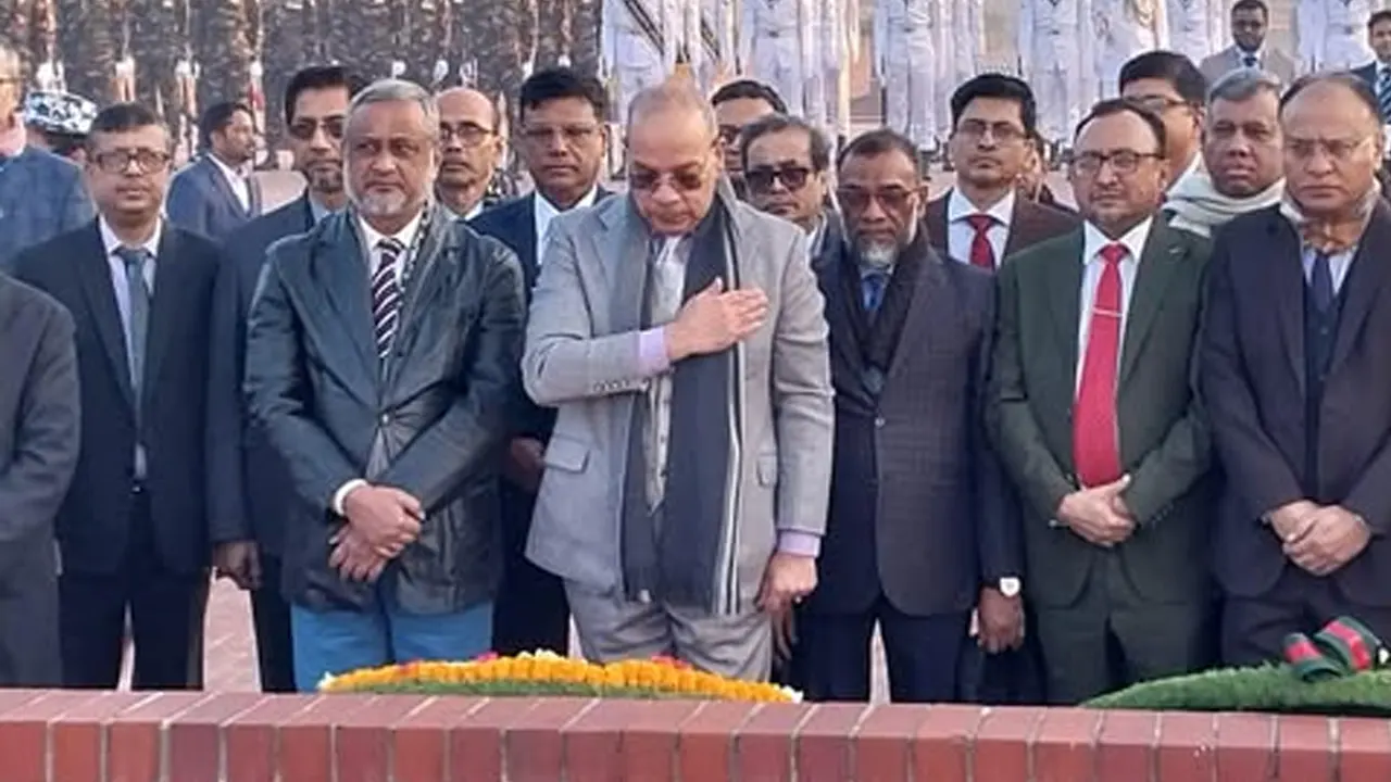 জাতীয় স্মৃতিসৌধে প্রধান বিচারপতির শ্রদ্ধা