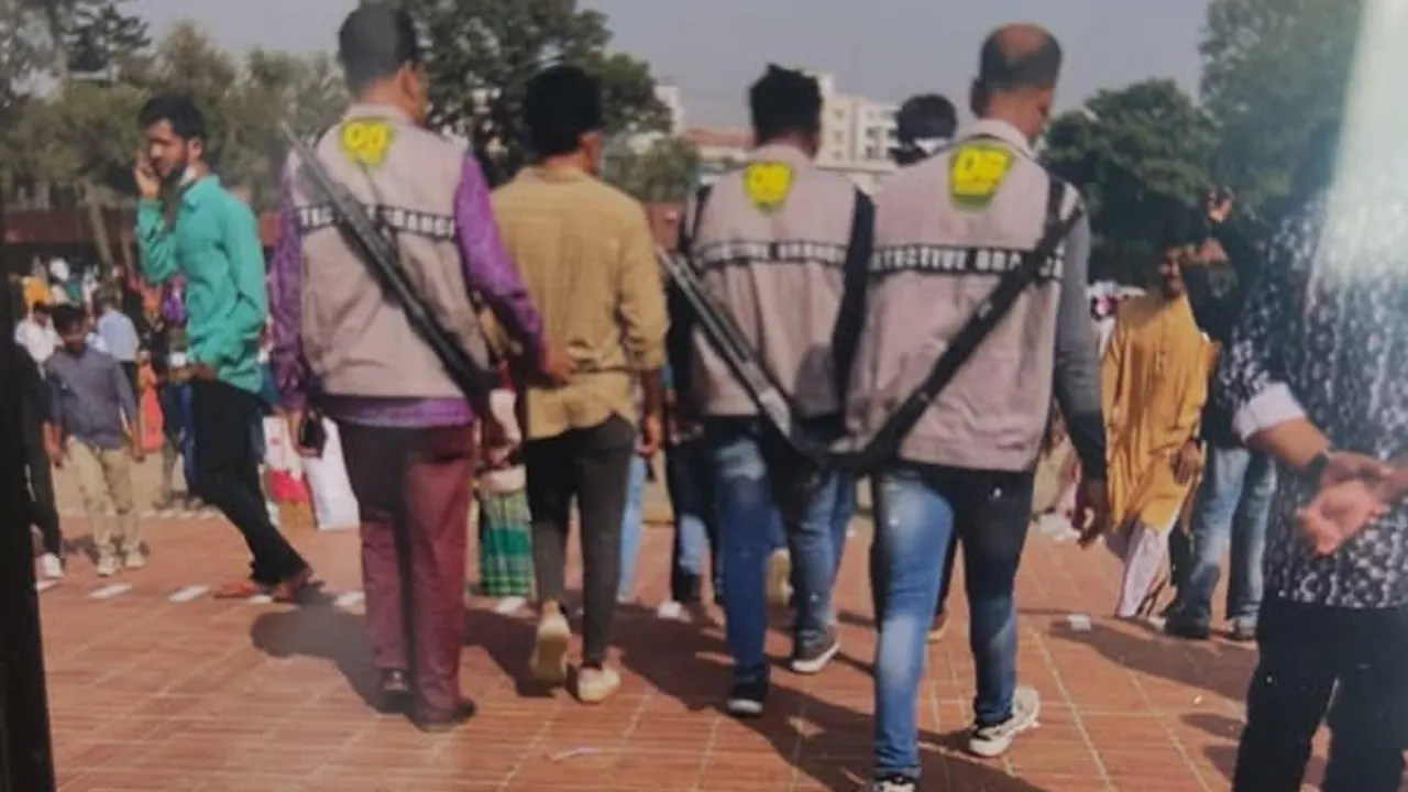 স্মৃতিসৌধে শ্রদ্ধা জানাতে আসা আ.লীগের ৭ নেতাকর্মীকে আটক করে পুলিশ। ছবি : কালবেলা