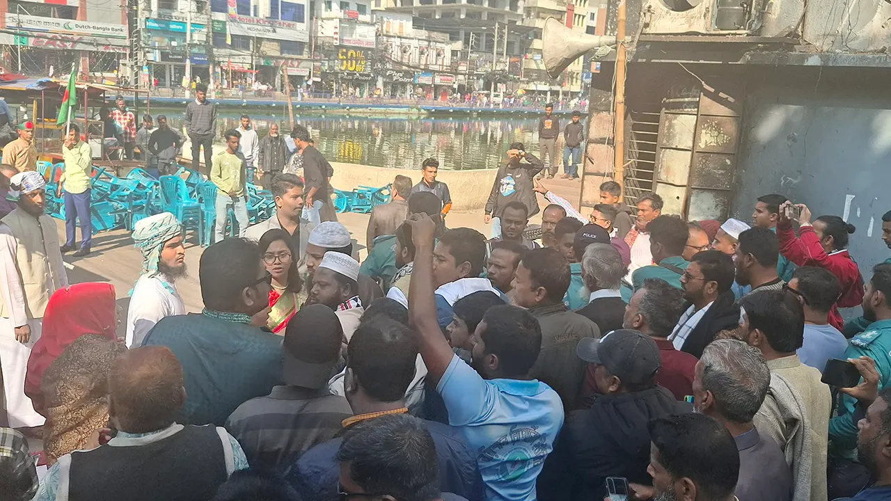 বরিশালে বিজয় দিবস উপলক্ষে আয়োজিত জাতীয় নাগরিক কমিটির কর্মসূচিতে হামলা। ছবি : কালবেলা