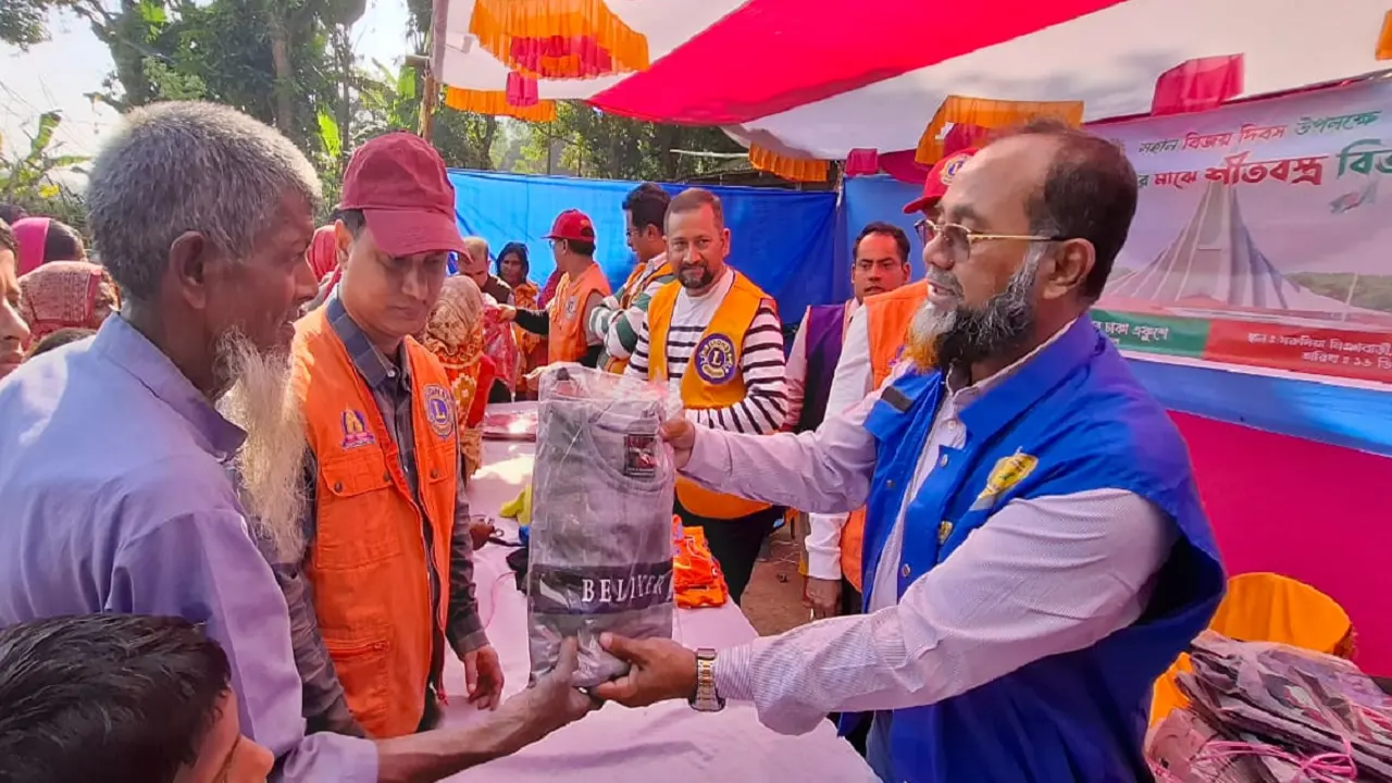 জামালপুরে শীতার্ত ও অসহায় মানুষের মাঝে শীতবস্ত্র বিতরণ অনুষ্ঠানে কথা বলেন লায়ন মো. ফারুক রহমান। ছবি : কালবেলা