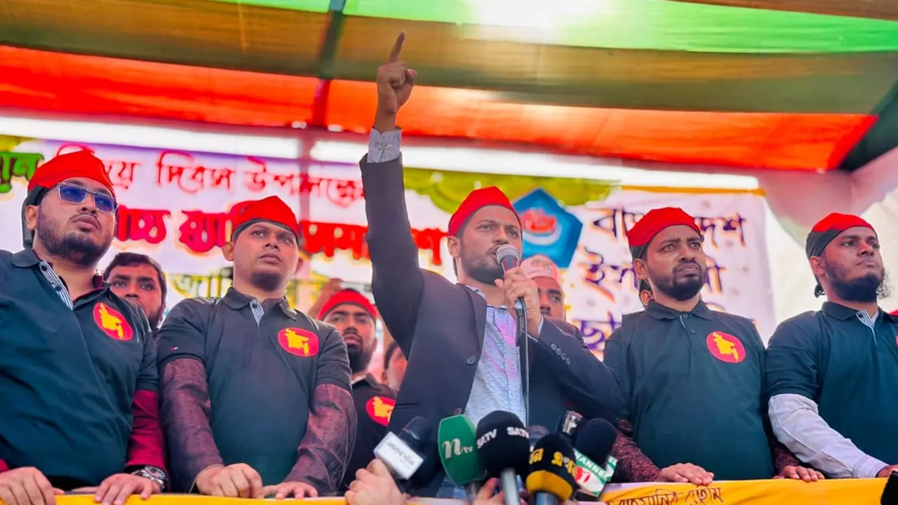 চট্টগ্রামে বক্তব্য রাখেন বাংলাদেশ ইসলামী ছাত্রশিবিরের কেন্দ্রীয় সেক্রেটারি জেনারেল জাহিদুল ইসলাম। ছবি : কালবেলা