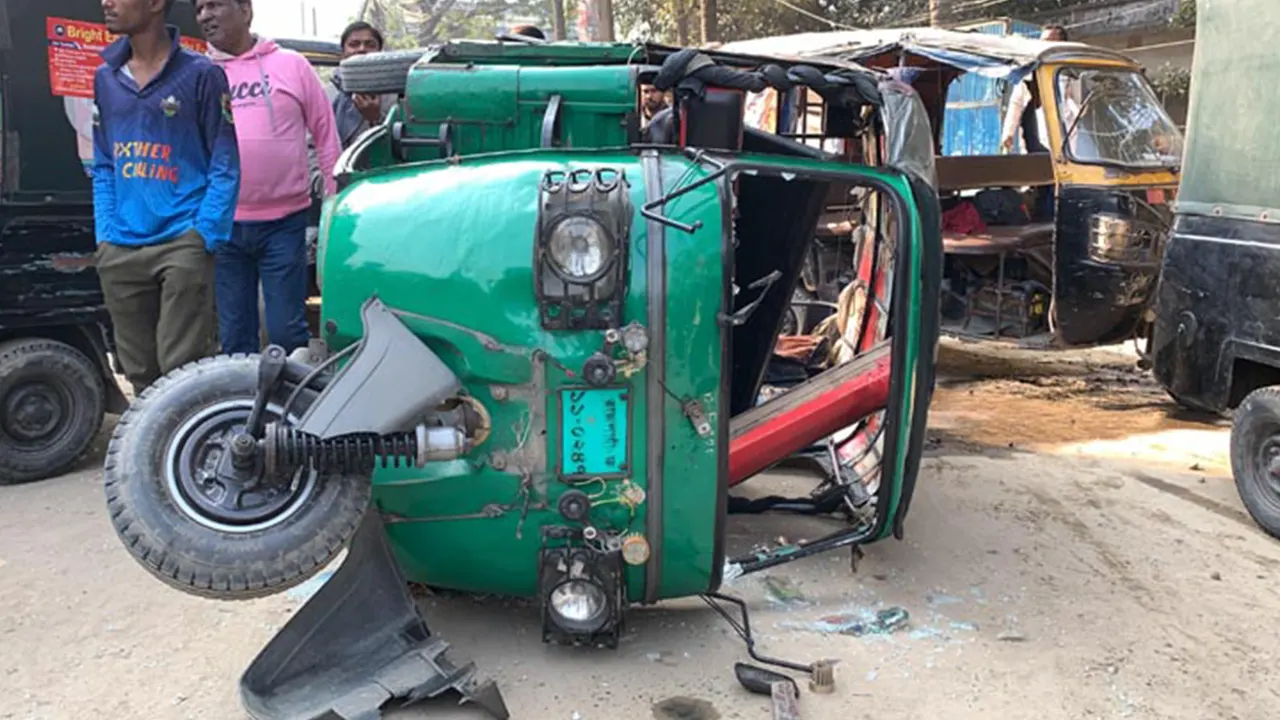 ভাঙচুর হওয়া সিএনজি অটোরিকশা। ছবি : কালবেলা
