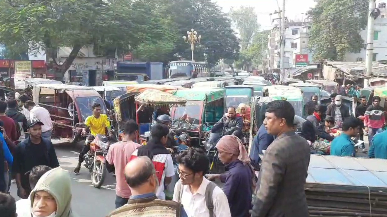 রুয়েটে শিক্ষার্থীর ওপর স্থানীয়দের হামলার প্রতিবাদে সড়ক অবরোধ। ছবি : কালবেলা