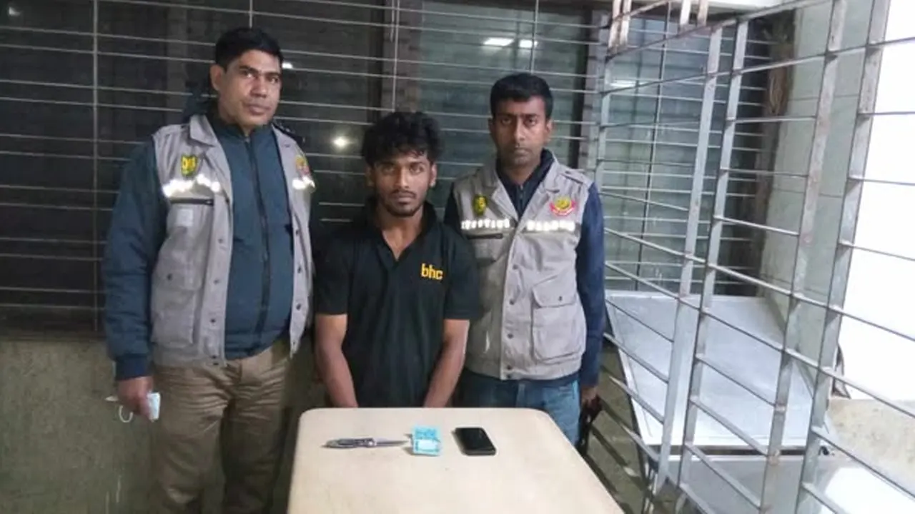 গ্রেপ্তার ছিনতাইকারী মো. কামরুজ্জামান ওরফে কামরুল ওরফে কাব্বু । ছবি : কালবেলা