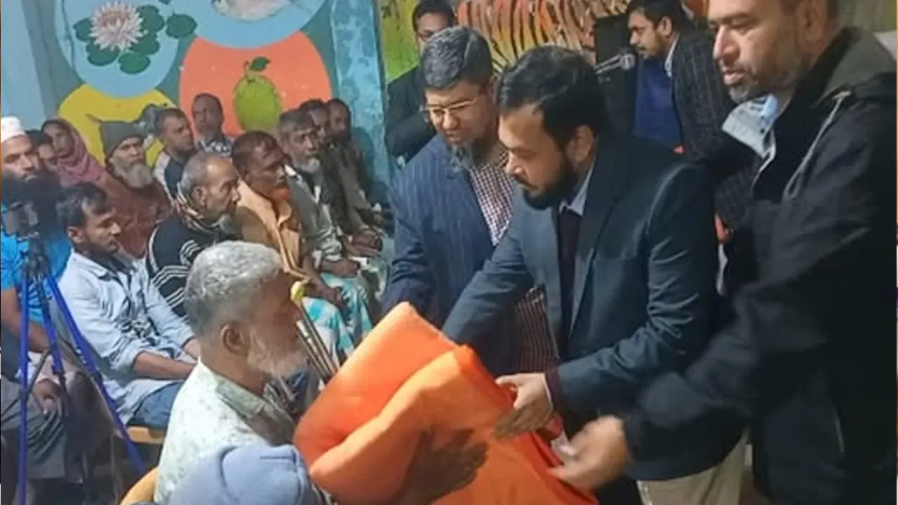 শেরেবাংলা নগর থানা উত্তর জামায়াতে ইসলামীর আয়োজনে সুবিধাবঞ্চিতদের মাঝে কম্বল বিতরণ। ছবি : কালবেলা