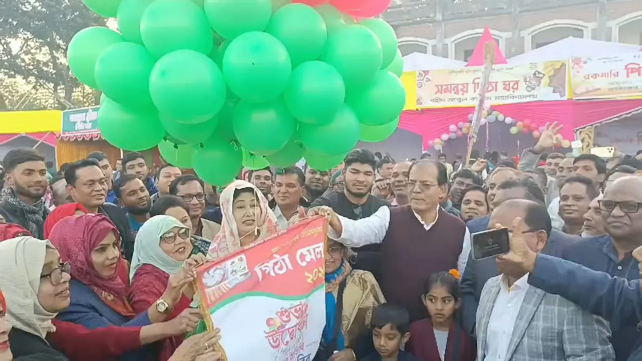বিএনপির রংপুর বিভাগীয় সাংগঠনিক সম্পাদক অধ্যক্ষ আসাদুল হাবীব দুলুসহ অতিথিরা বৌ-জামাই মেলার উদ্বোধন করেন। ছবি : কালবেলা