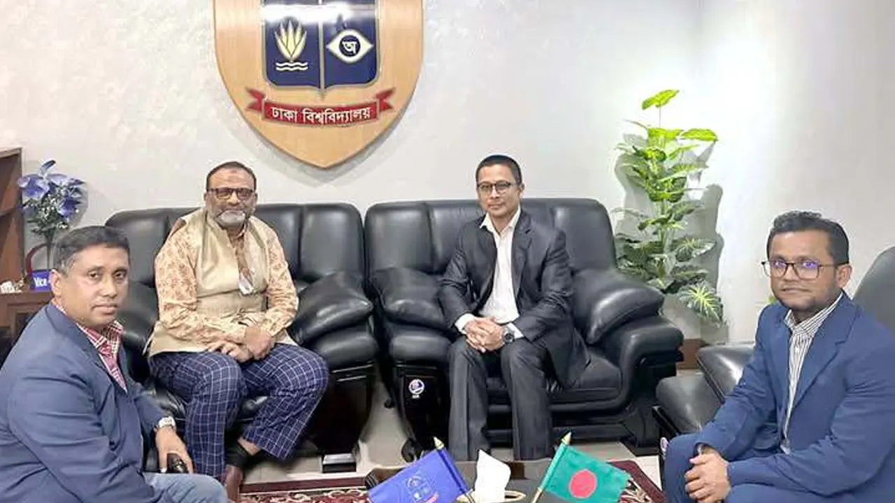 ঢাবি উপাচার্যের সঙ্গে মালয়েশিয়ার হাইকমিশনারের সাক্ষাৎ। ছবি : কালবেলা