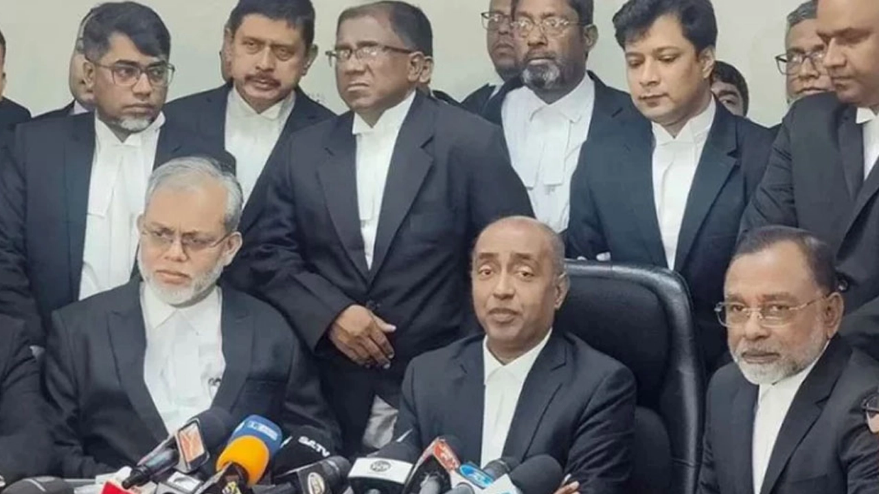 সাংবাদিকদের সঙ্গে অ্যাটর্নি জেনারেল মো. আসাদুজ্জামান। ছবি : সংগৃহীত