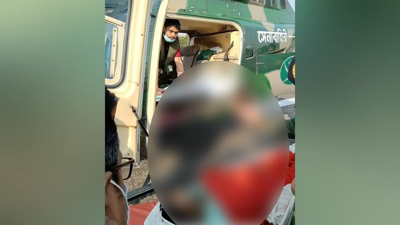 বৈষম্যবিরোধী ছাত্র আন্দোলনে গুরুতর আহত চিকিৎসাধীন কলেজছাত্র মো. নুরুল্লাহকে ঢাকার সিএমএইচে পাঠানো হয়েছে। ছবি : কালবেলা