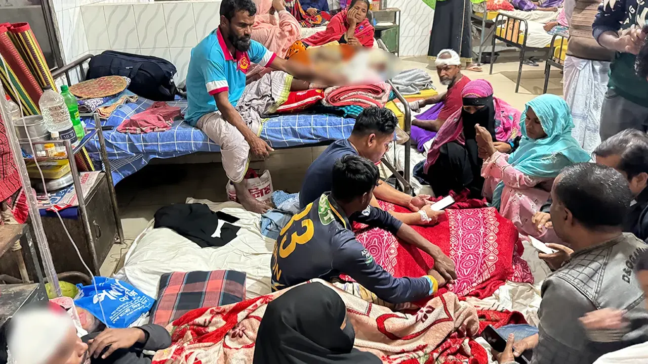 নাটোরের সিংড়ায় স্থানীয় বিএনপির দুগ্রুপের সংঘর্ষে আহতদের চিত্র। ছবি : কালবেলা