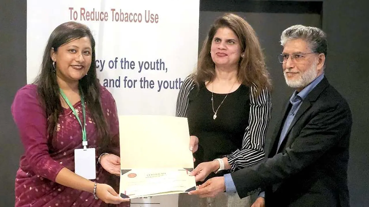 কলম্বোর প্রখ্যাত হোটেল সিনামন গ্র্যান্ডে বাংলাদেশের যুব প্রতিনিধি হিসেবে সনদ গ্রহণ করছেন আলফি। ছবি : সংগৃহীত