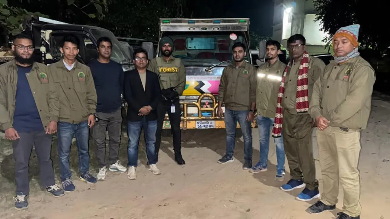 বন বিভাগের ধাওয়া খেয়ে মাটিভর্তি ডাম্পার গাড়ি ফেলে পালিয়ে গেছে পাচারকারীরা। ছবি : কালবেলা
