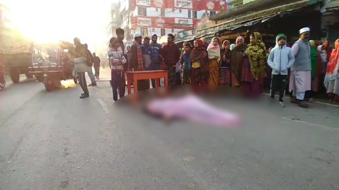 নওগাঁয় চিকিৎসা নিতে যাওয়ার সময় মোমেনা খাতুন নামের অটোরিকশার এক যাত্রী নিহত । ছবি : কালবেলা