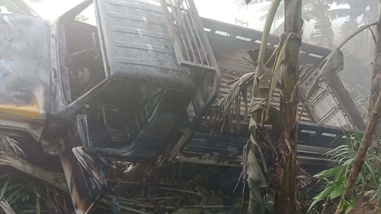 টাঙ্গাইলে সড়ক দুর্ঘটনায় কবলিত পিকাপ। ছবি : সংগৃহীত