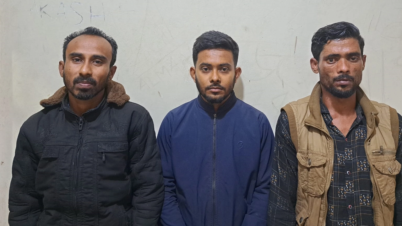 শহীদ মিনারে ফুল দেওয়ায় নিষিদ্ধ সংগঠন ছাত্রলীগের ৩ নেতা গ্রেপ্তার