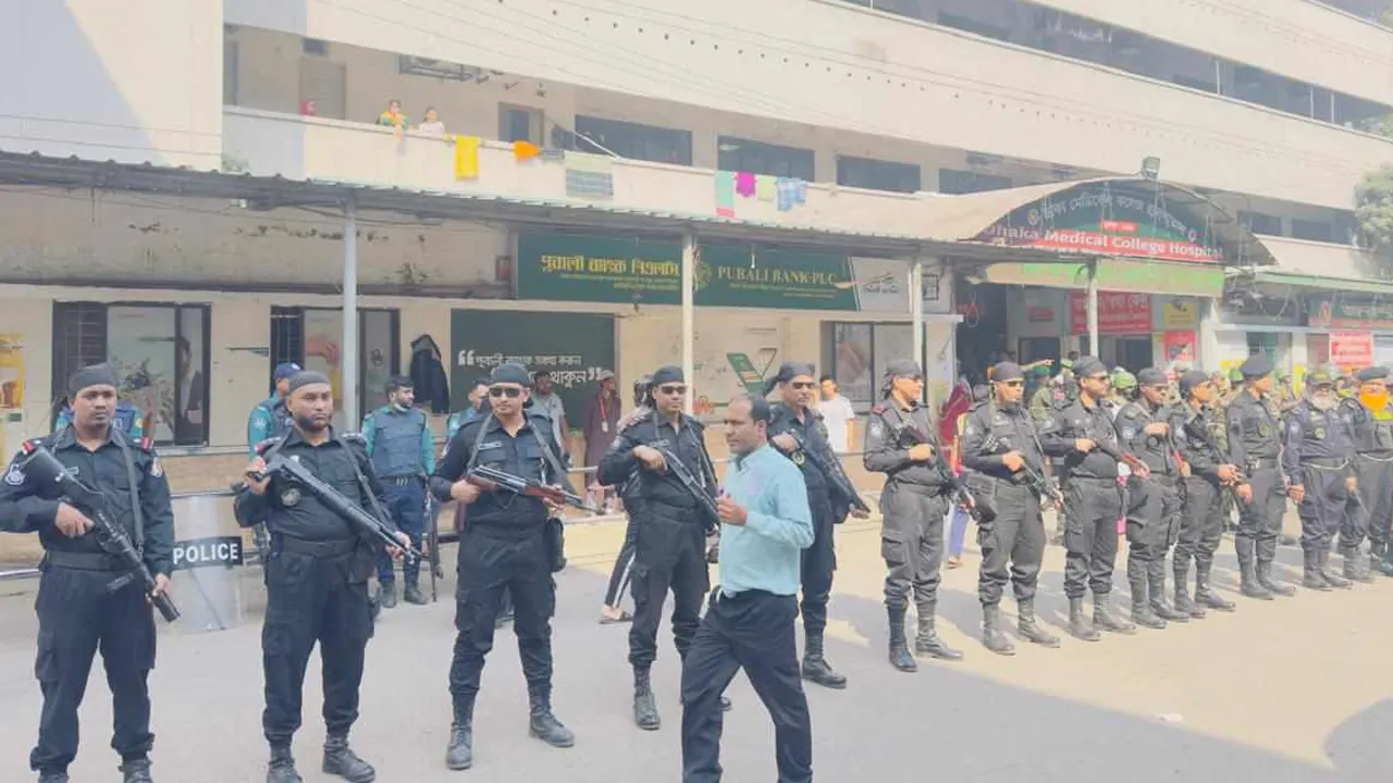 ঢাকা মেডিকেল কলেজ হাসপাতাল এলাকার নিরাপত্তায় মোতায়েন করা হয়েছে আইনশৃঙ্খলা রক্ষাকারী বাহিনী। ছবি : কালবেলা