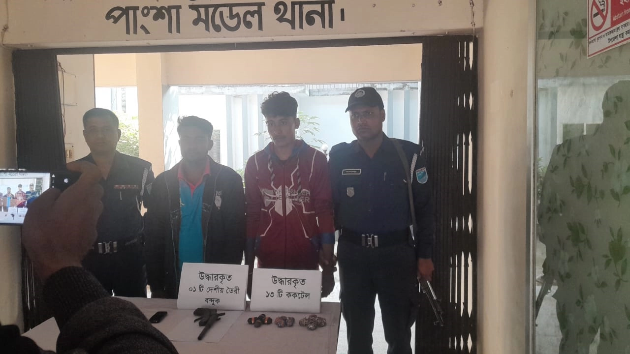 অস্ত্রসহ গ্রেপ্তার সন্ত্রাসী কাজল ও তার সহযোগী। ছবি : কালবেলা
