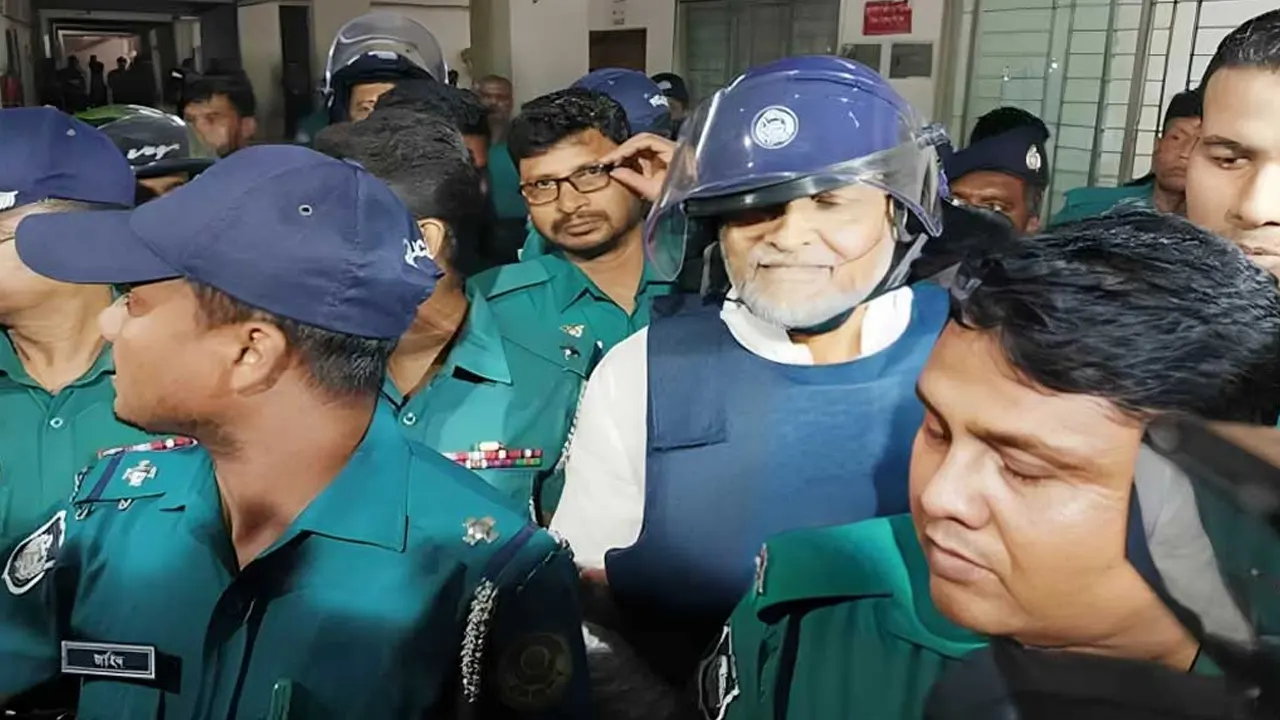 সাবেক এমপি এম এ লতিফকে আদালতে নেওয়া হয়। ছবি : কালবেলা 
