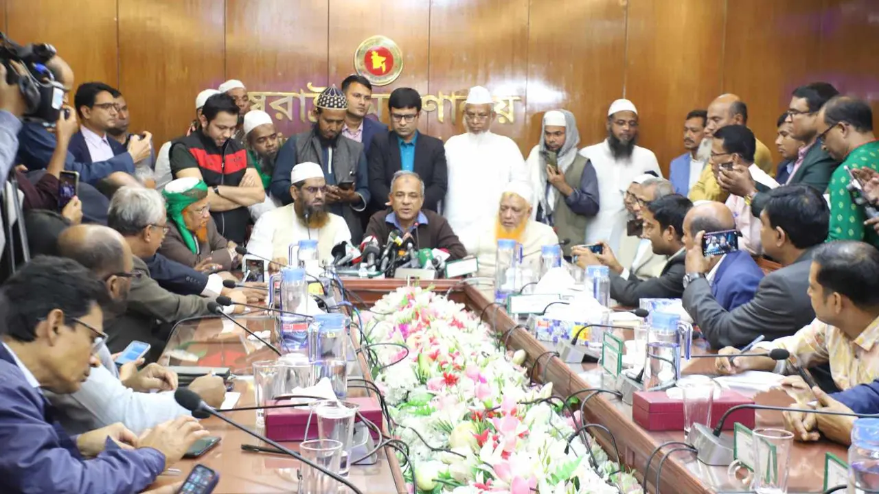 তাবলিগ জামাতের দুই গ্রুপের সঙ্গে স্বরাষ্ট্র উপদেষ্টার আলোচনা। ছবি : কালবেলা