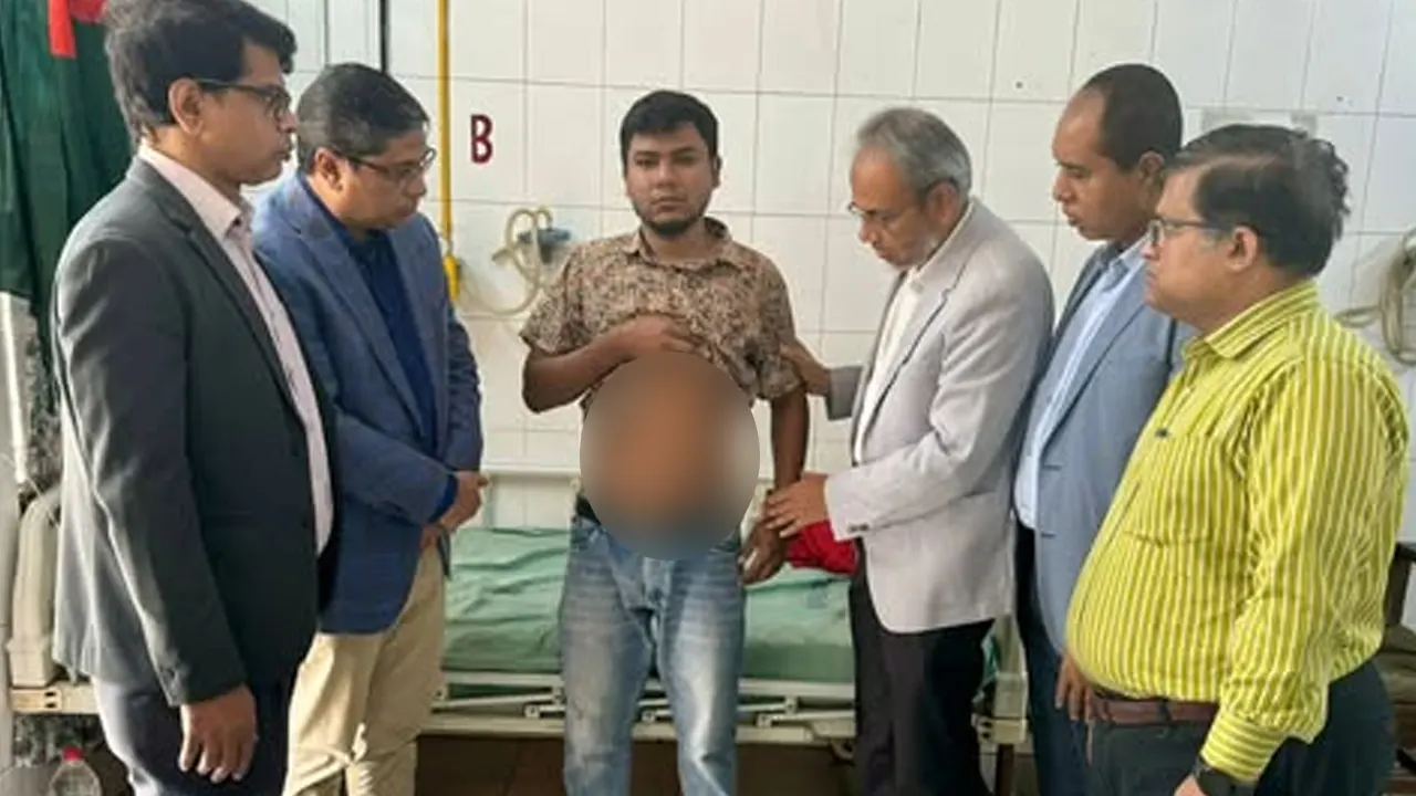 শিবগঞ্জ উপজেলা ছাত্রদলের সদস্য মুশফিক রহমানকে দেখতে হাসপাতালে বিএনপি নেতারা। ছবি : কালবেলা