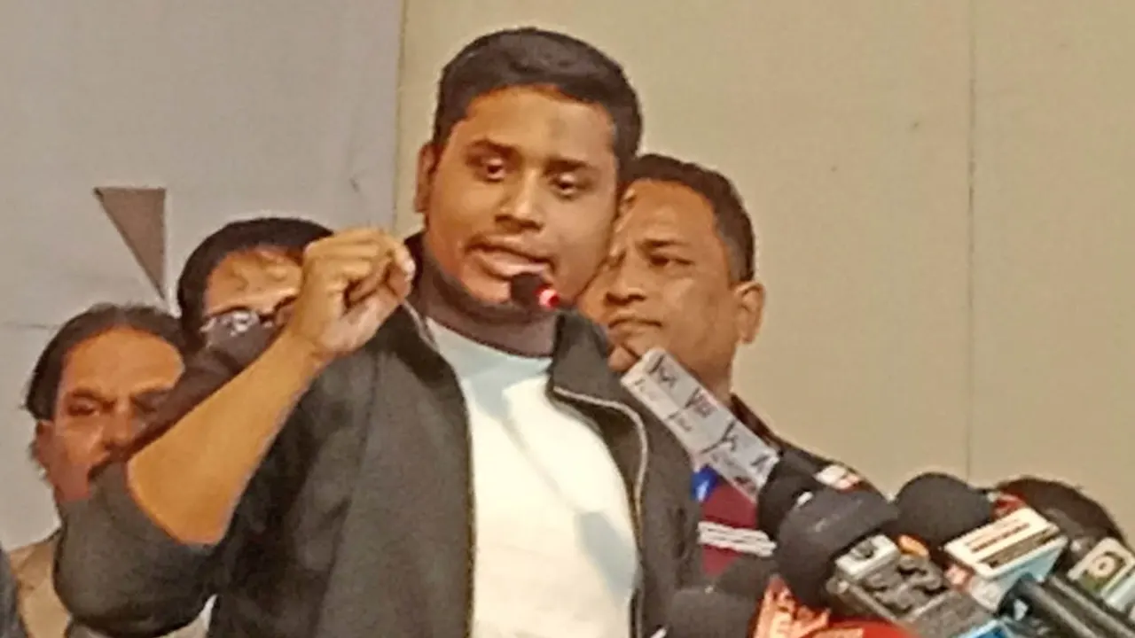 প্রেস ক্লাবের অডিটোরিয়ামে আয়োজিত অনুষ্ঠানে বক্তব্য রাখছেন হাসনাত আব্দুল্লাহ। ছবি : কালবেলা