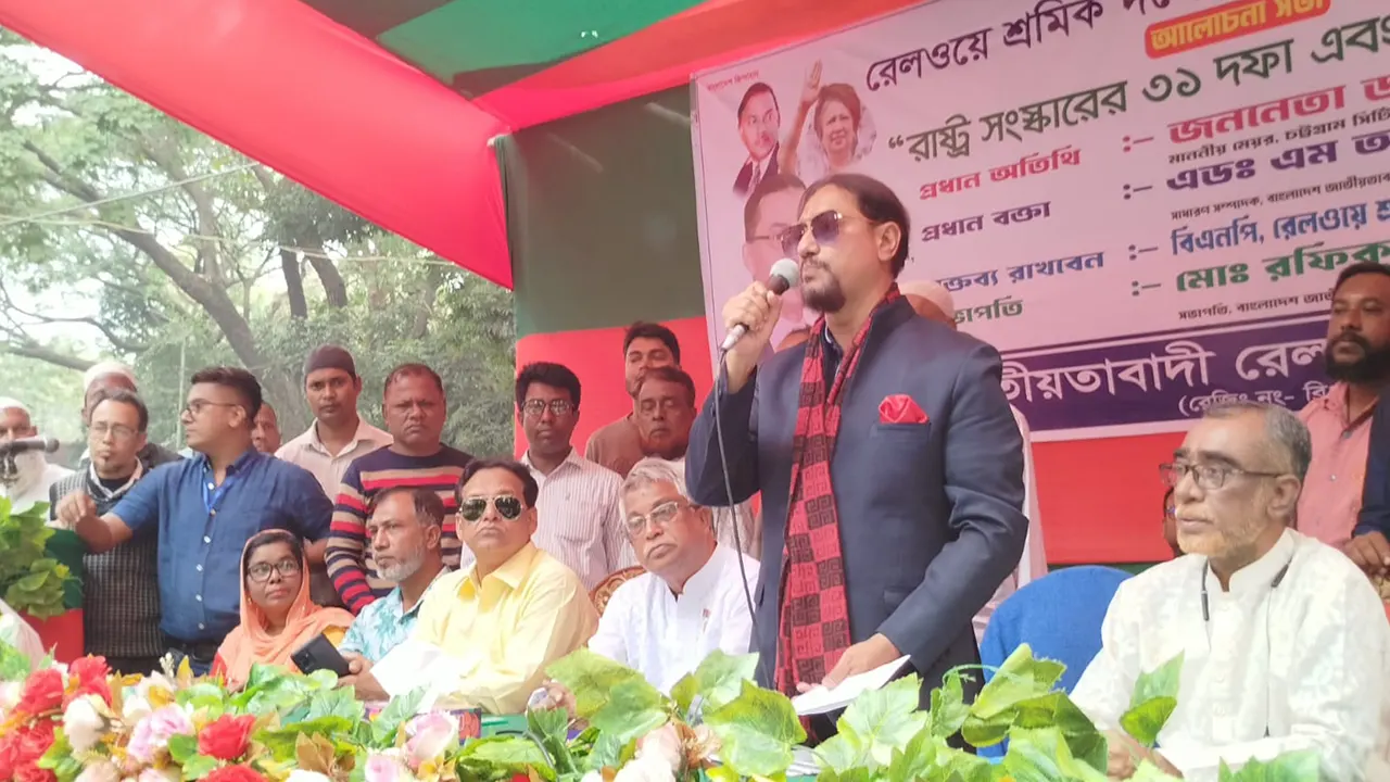 রেল শ্রমিক দলের ৪৪তম প্রতিষ্ঠাবার্ষিকী উপলক্ষে সিআরবিতে আয়োজিত শ্রমিক সমাবেশে চসিক মেয়র ডা. শাহাদাত হোসেন। ছবি : কালবেলা