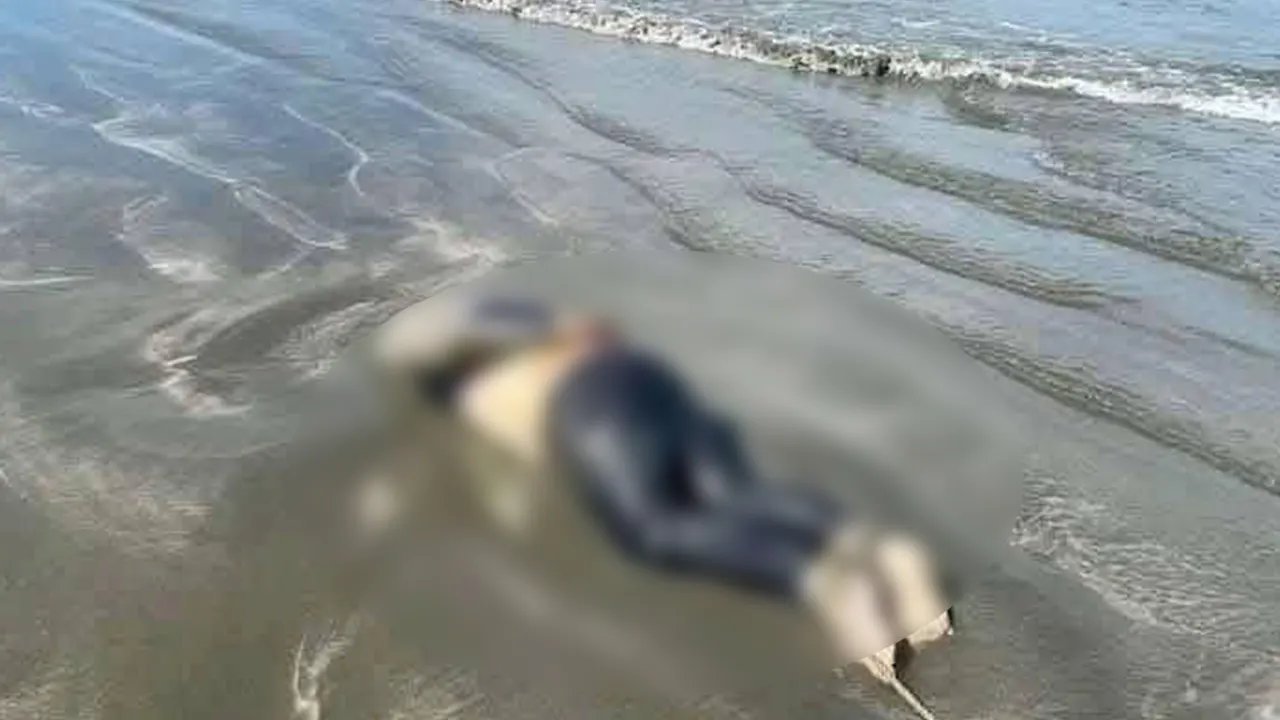 কক্সবাজারের টেকনাফের সেন্টমার্টিন দ্বীপ থেকে হাত-পা বাঁধা অজ্ঞাত এক যুবকের অর্ধগলিত লাশ উদ্ধার। ছবি : কালবেলা