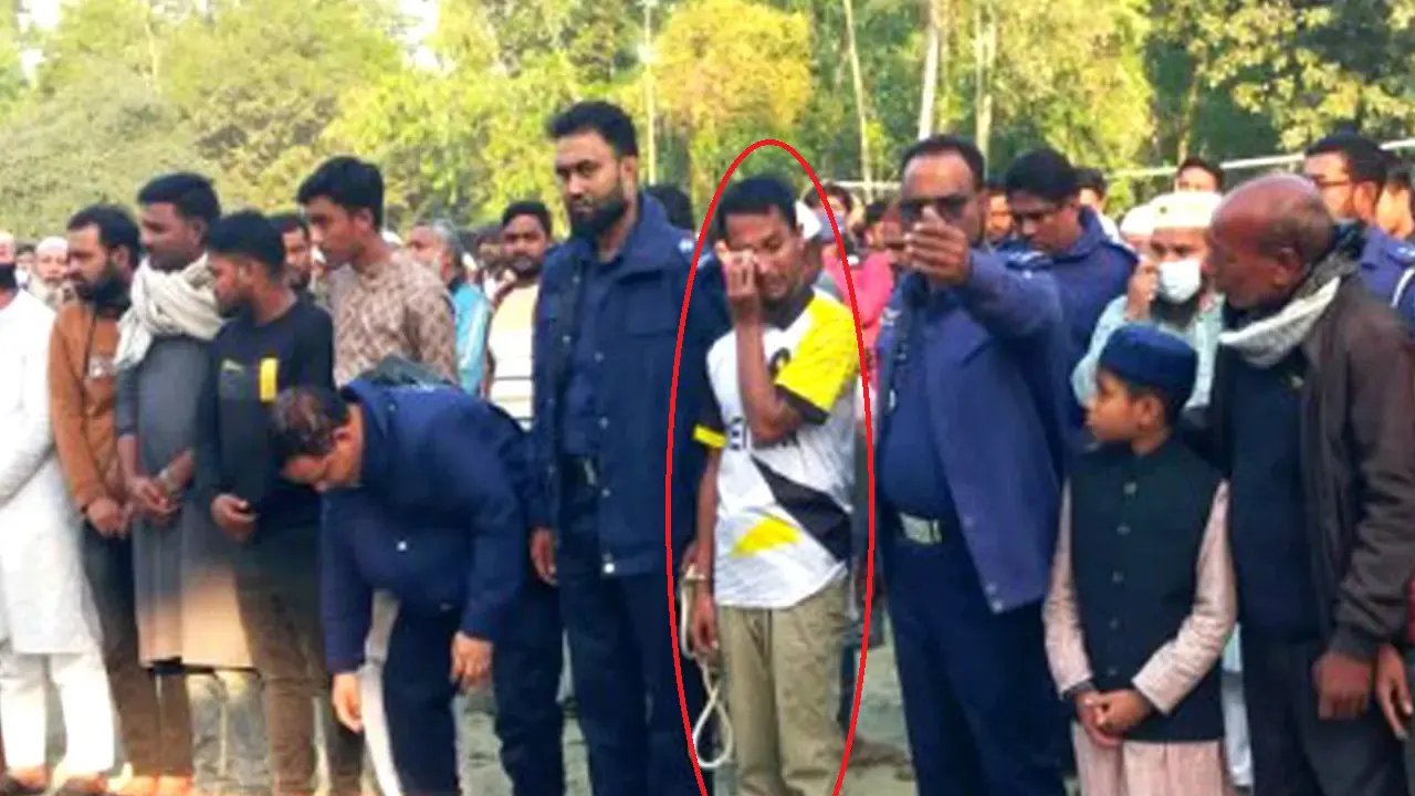 বাবার জানাজায় অংশ নিয়েছেন ছাত্রলীগ নেতা গোলাম রব্বানী। ছবি : কালবেলা