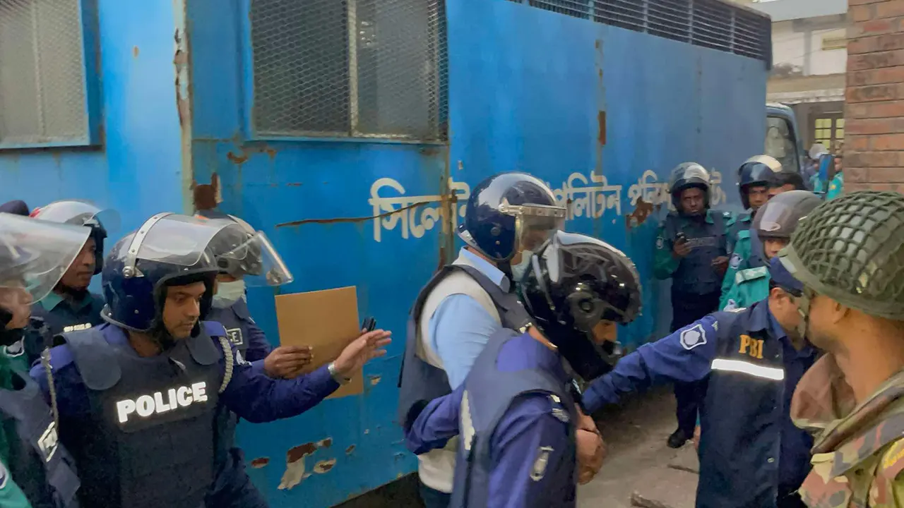সিলেটে সাংবাদিক তুরাব হত্যায় আদালত চত্বরে এএসপি দস্তগীর। ছবি : কালবেলা