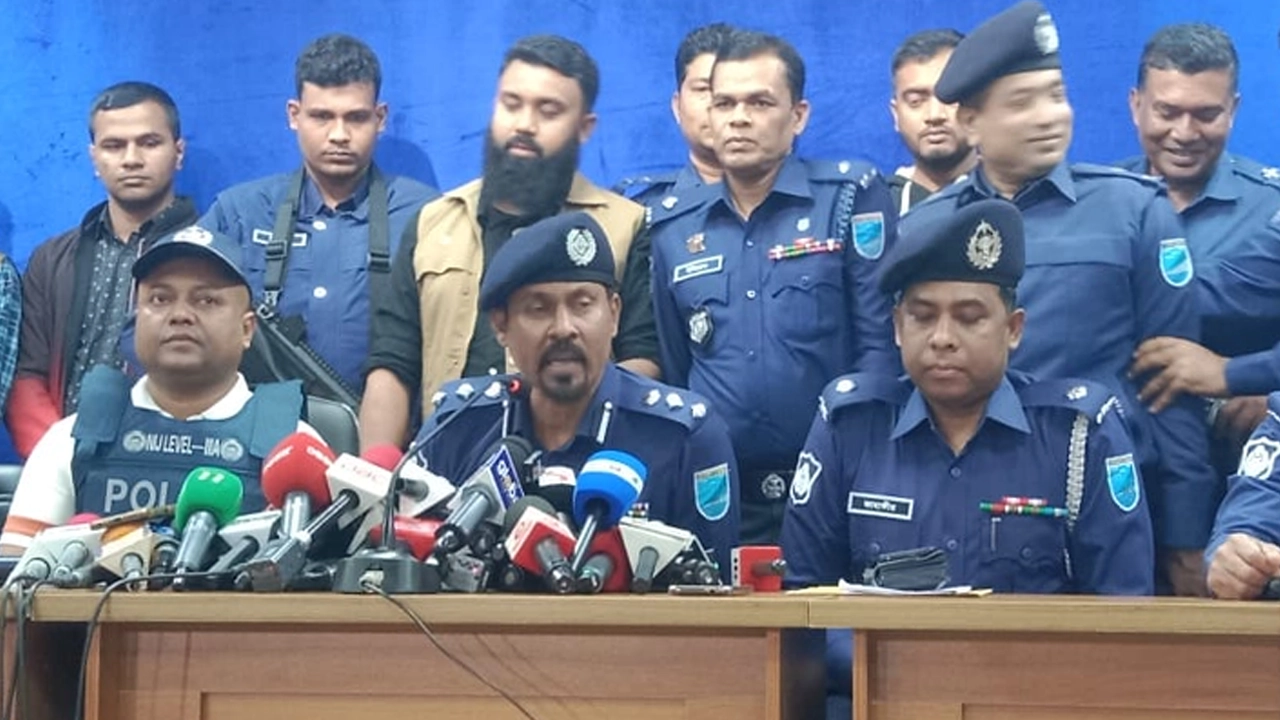 সংবাদ সম্মেলনে ঢাকা জেলার পুলিশ সুপার (এসপি) আহম্মদ মঈদ। ছবি : সংগৃহীত