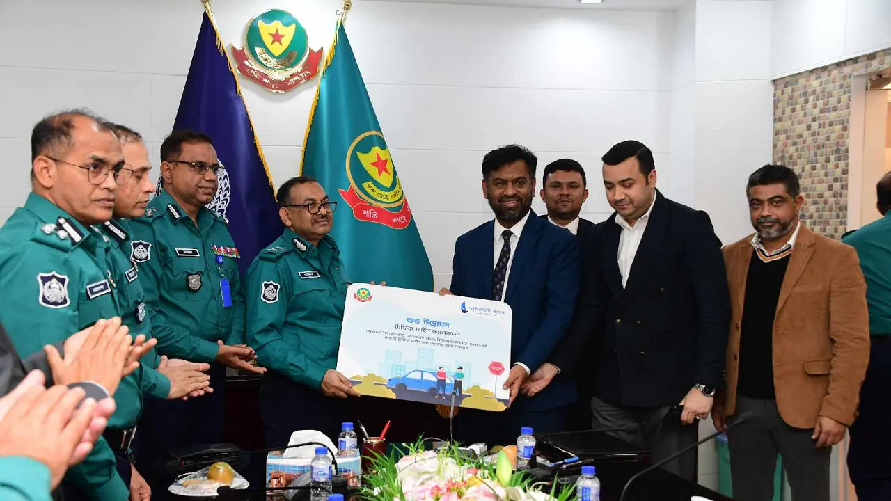 ঢাকা মেট্রোপলিটন পুলিশ হেডকোয়ার্টার্সে আনুষ্ঠানিকভাবে এর শুভ উদ্বোধন করেন ঢাকা মেট্রোপলিটন পুলিশ কমিশনার শেখ মো. সাজ্জাত আলী। ছবি : কালবেলা