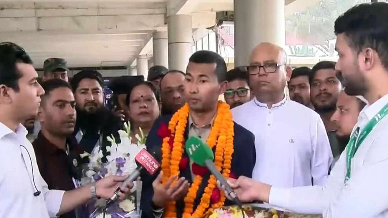 বিমানবন্দরে সাংবাদিক নাজমুস সাকিব। ছবি : সংগৃহীত