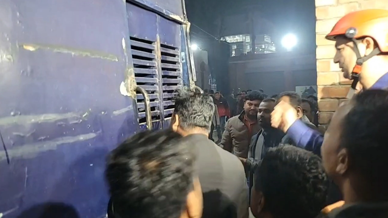 আইনশৃঙ্খলা বাহিনী নিরাপত্তা নিয়ে কারাগারে পাঠায় দুজনকে। ছবি : কালবেলা