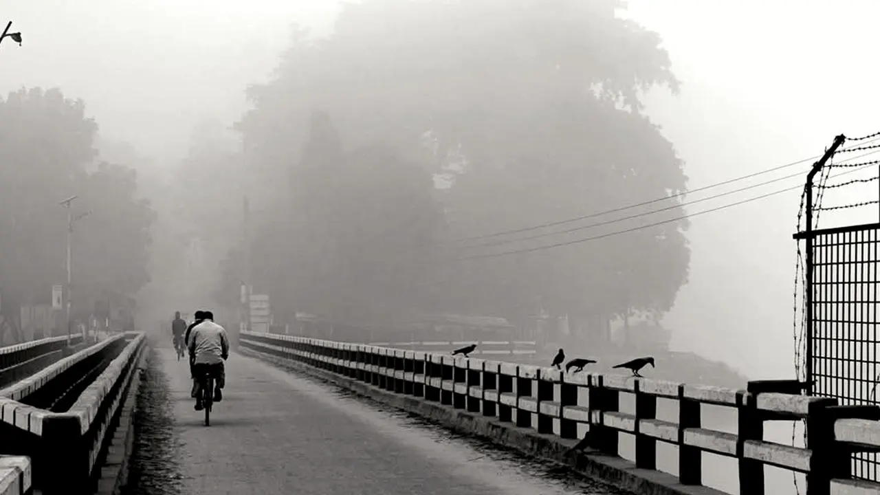 হিমশীতল ঠান্ডা বাতাসে কাবু দিনাজপুরের মানুষ