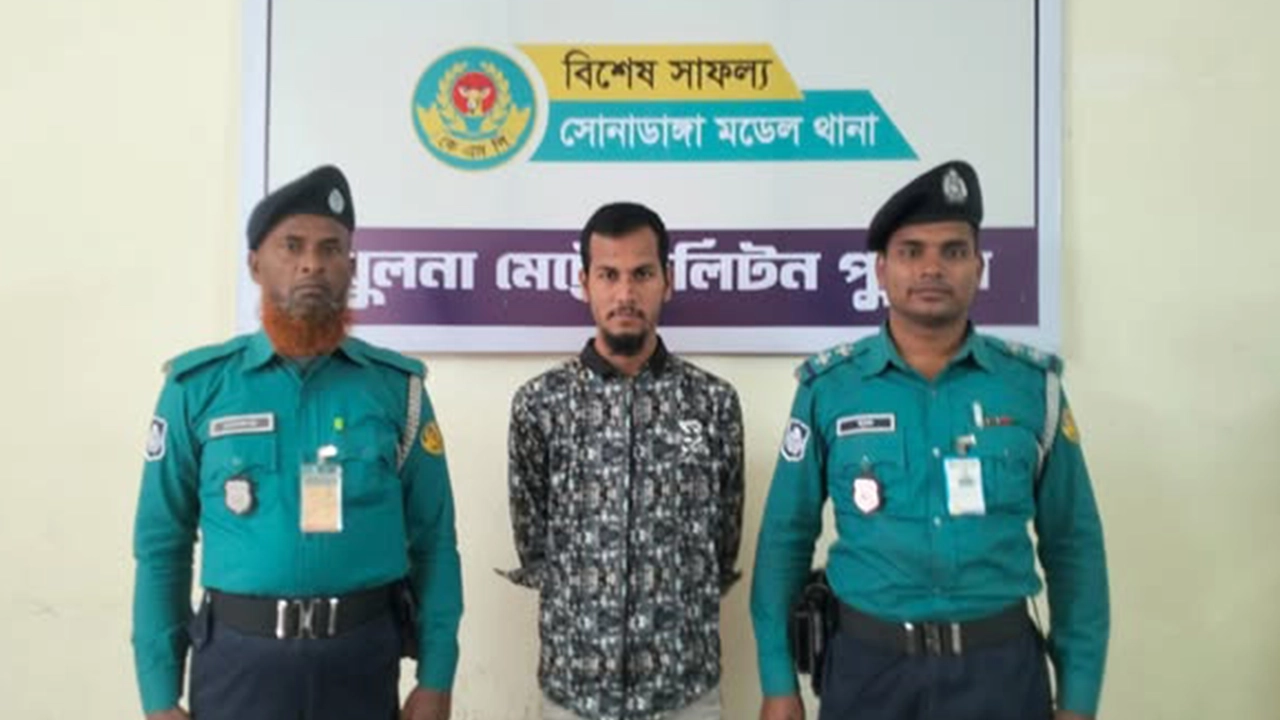 পুলিশের হাতে গ্রেপ্তার আসামি। ছবি : কালবেলা