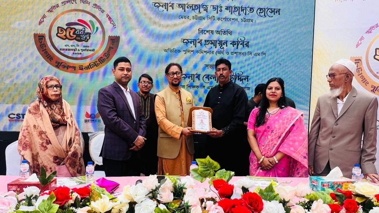 চট্টগ্রামে রজতজয়ন্তী ও পুনর্মিলনী অনুষ্ঠানে চসিক মেয়র। ছবি : কালবেলা