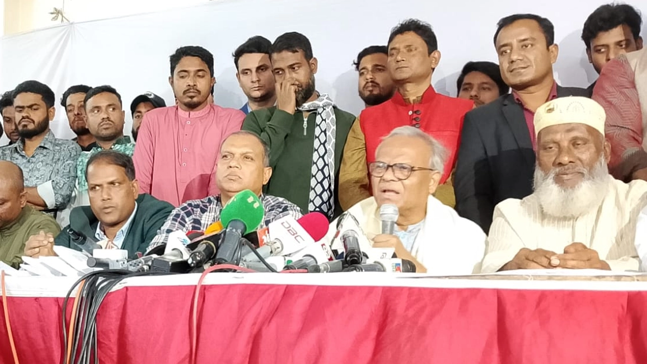 শহীদ ও আহত পরিবারের সঙ্গে রুহুল কবির রিজভী। ছবি : কালবেলা