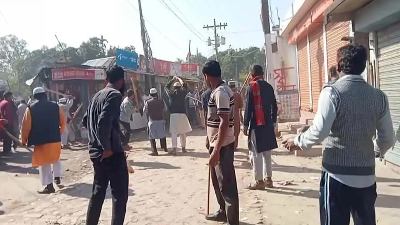 ইসলামি জলসায় অতিথি করা নিয়ে গাইবান্ধার সাঘাটায় সংঘর্ষ। ছবি : কালবেলা