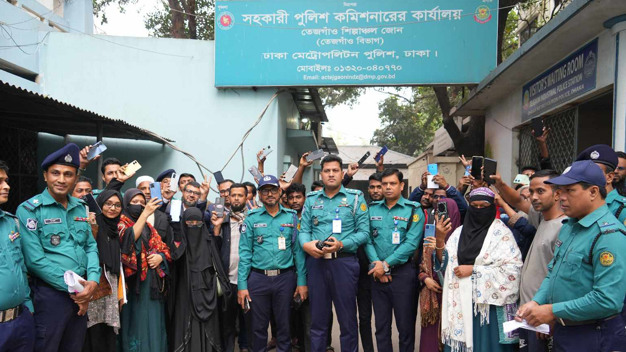 প্রকৃত মালিকদের হারিয়ে যাওয়া মোবাইল বুঝিয়ে দিয়েছে ডিএমপি। ছবি : কালবেলা